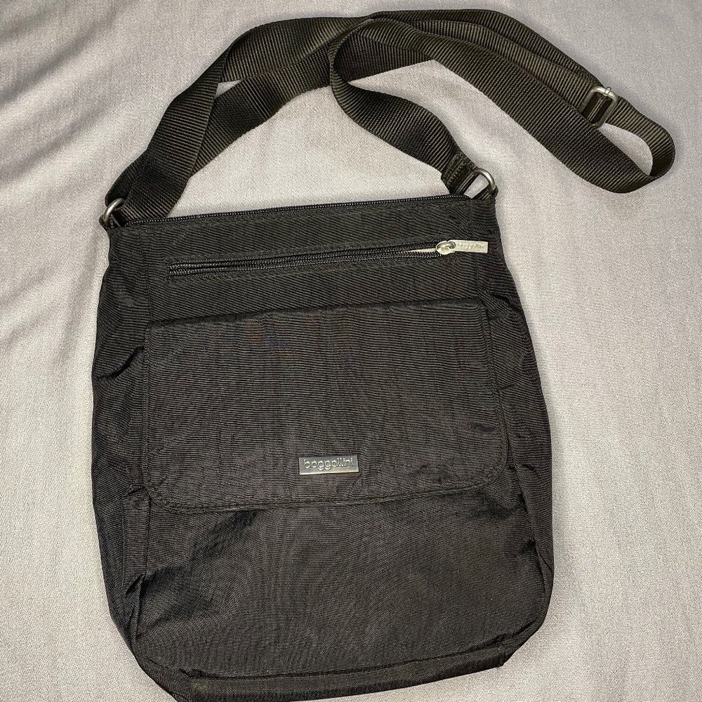 Baggallini Black Lightweight Nylon Town Crossbody Handbag  Silvertone Hardware.